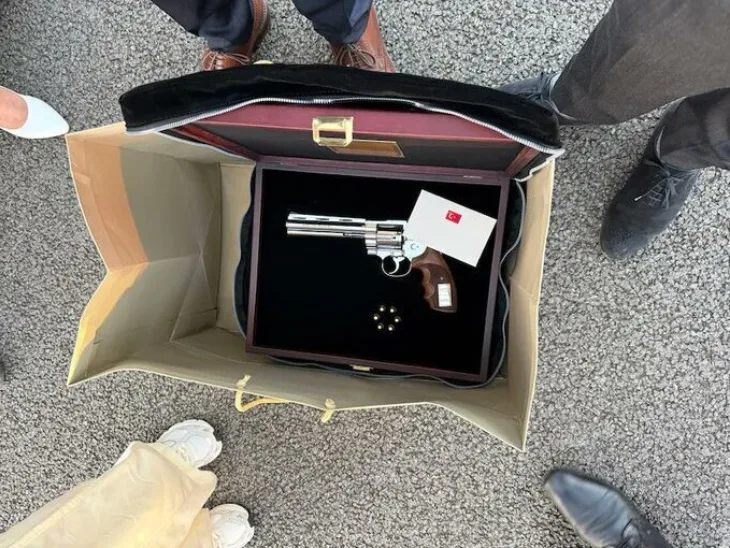 Belgija NATO Bart De Wever poklon pistolj