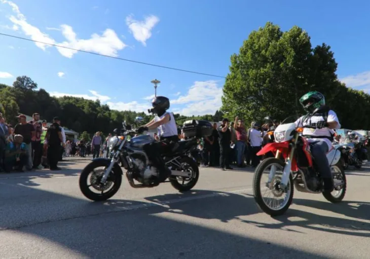 Motociklisti 872x610