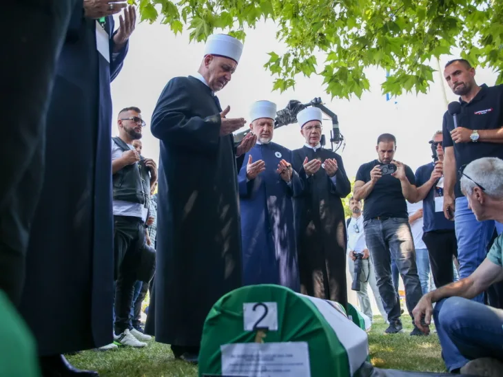 Reisu l ulema husein ef kavazovic obisao tabute pred ukop u potocarima reis potocari 1 6a52136ca520c