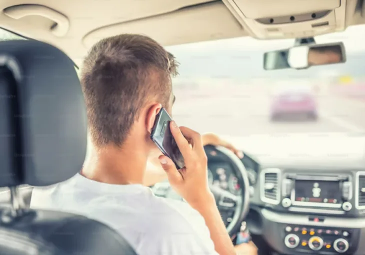 Vozac mobitel voznja auto automobil pricanje 872x610
