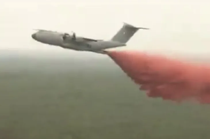 Francuska Vojni avion izbacio tekucinu protiv pozara