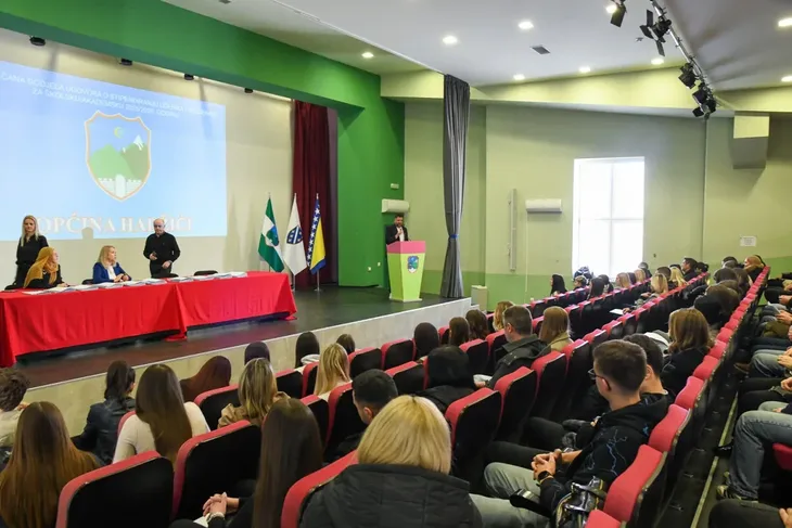 Općina Hadžići potpisala ugovore o stipendiranju 133 studenta i učenika