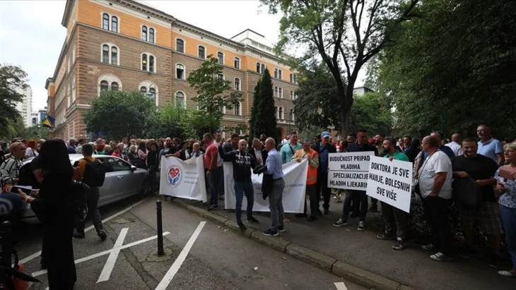 prostesti doktori /AA
