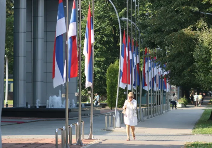 Rs Vlada Zastave na pola ringier