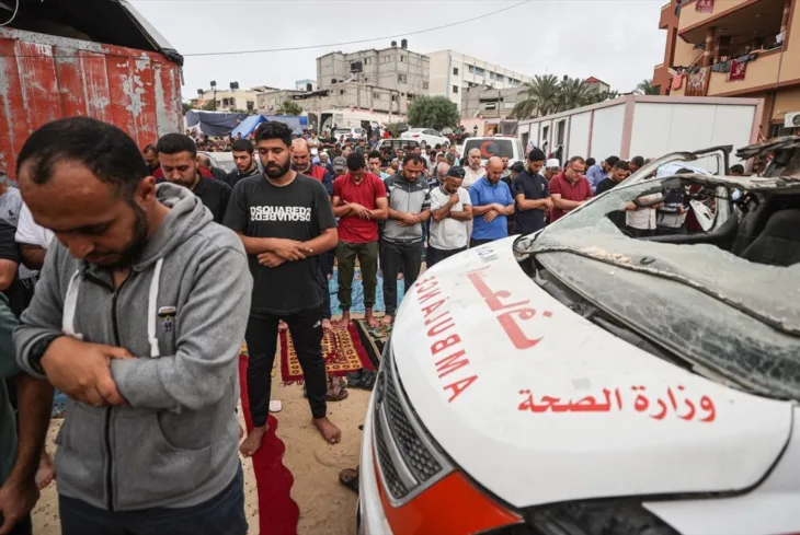 PALESTINCI KLANJALI DZUMANAMAZ U DVORISTU BOLNICE U GAZI 1068x715