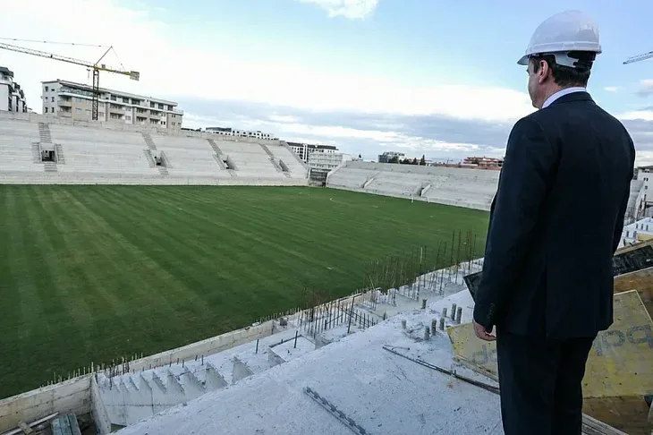 Albin Kurti nadgleda radove na gradskom stadionu u Dakovici