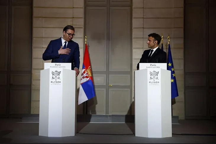 Aleksandar Vucic Emanuel Macron AP