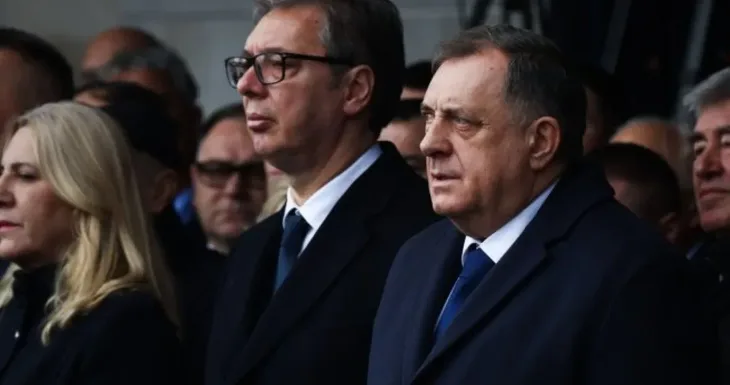 Aleksandar Vucic u Trebinju izmedu Zeljke Cvijanovic i Milorada Dodika