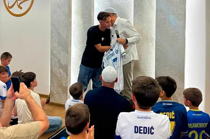 Amar Dedic svecano docekan u dzematu u Graz
