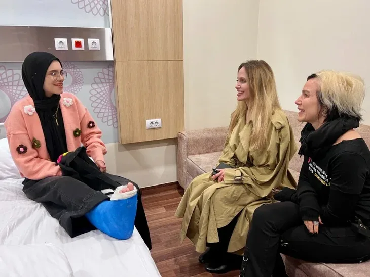 Angelina Jolie je jos jednom pokazala humanost 1 posjetila palestinsku djecu u bolnici u Egiptu