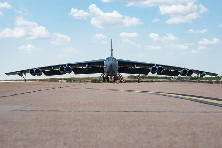 Avion bombarder B 52