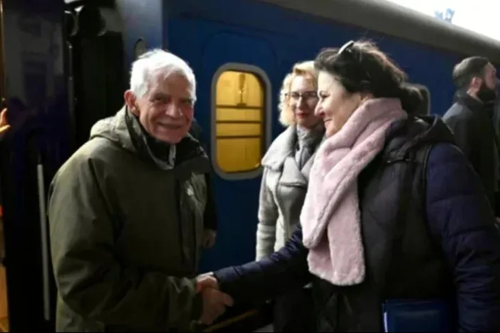 Ukrajina Josep Borrell  Borrell na zeljeznickoj stanici u Kijevu