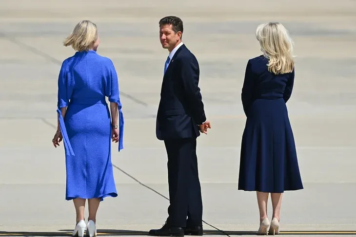 Britanski ambasador u centru tokom ceremonije dolaska kralja Charlesa III i kraljice Camille