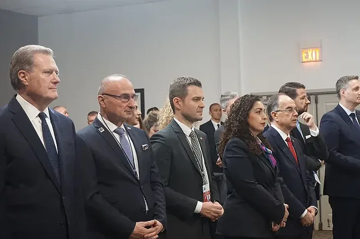 Dejtonski mirovni sporazum Delegacije BiH, Hrvatske i Srbije ponovo u bazi  Delegati NATO a u prostoriji gdje je potpisan mir