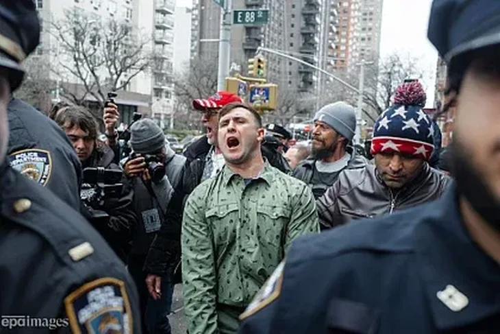 Zohran Mamdani 03 Desnicari donijeli peceno prase ispred kuce Zohrana Mamdanija