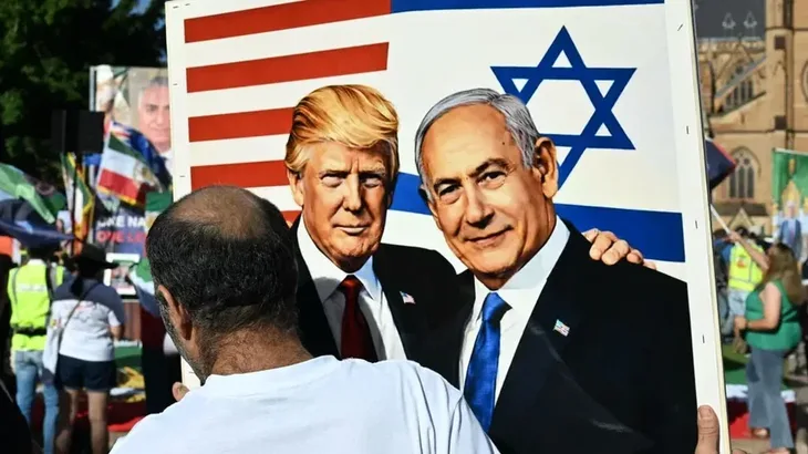 Donald Trump Benjamin Netanyahu Član iranske zajednice u Australiji drži transparent podrške američkom predsjedniku Donaldu Trumpu i izraelskom premijeru Benjaminu Netanyahuu tokom skupa