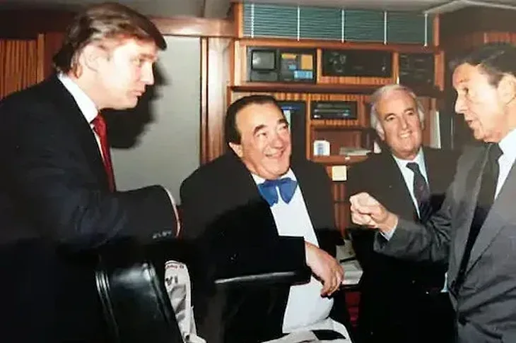 Donald Trump medijski mogul Robert Maxwell izvrsni direktor kablovske mreze Steve Ross i novinar CBS a Mike Wallace u kormilarnici jahte Lady Ghislaine tokom zabave u New Yorku u proljece 1989 godine