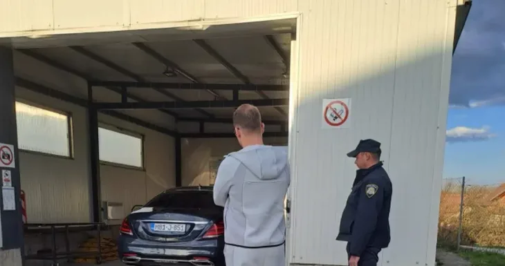 Drasko Stanivukovic odvođenje u garažu i pse koji njuškaju