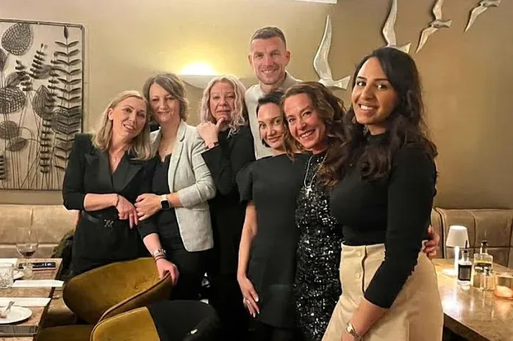 Edin Dzeko uljepšao večer slavljenicama u restoranu