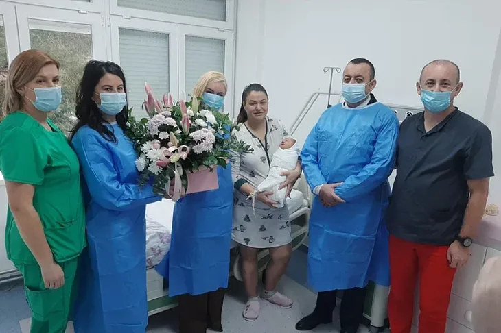 Foca Univerzitetska bolnica Foca darivala prvu bebu u 2026 godini s 1 000 KM