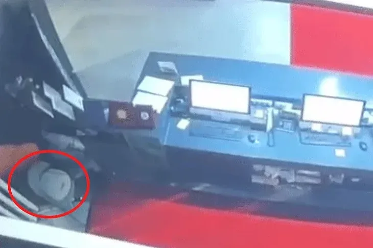 Fotografija koju je objavio portal Ynet na kojoj se navodno vide baceni pasosi