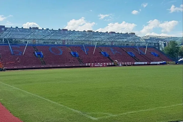 FK Borac Gradski stadion u Banjoj Luci Istočna tribina Gradskog stadiona u Banjoj Luci dobila krov