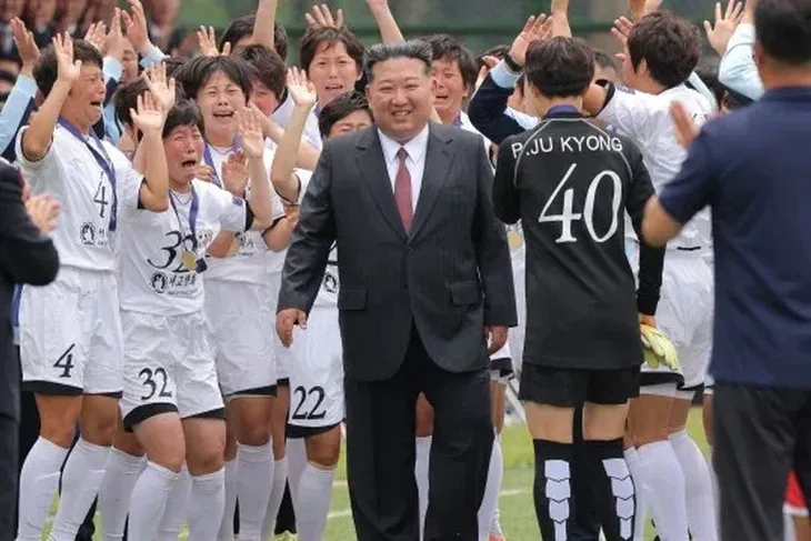 kim jong un i nogometasice sjeverna koreja docek