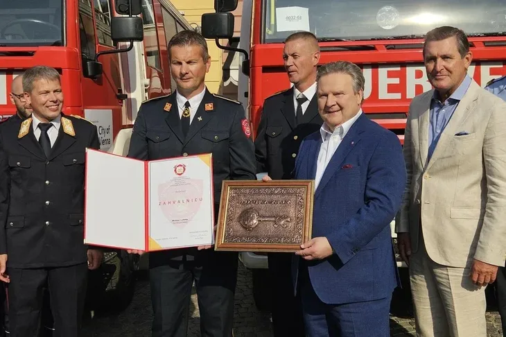 Beč vatrogasci primopredaja vozila/ Grad Beč
