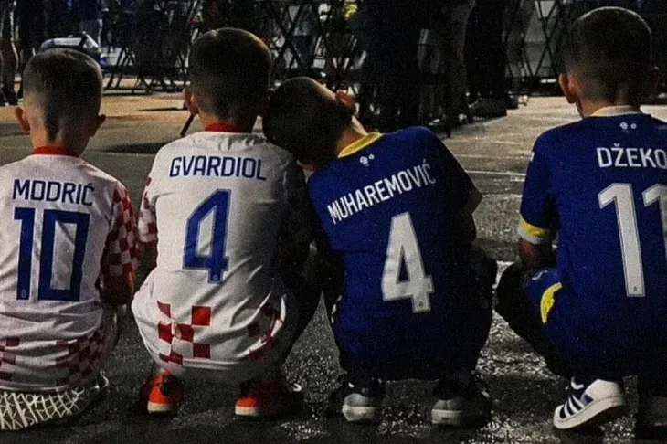 Dječaci u dresovima BiH i Hrvatske