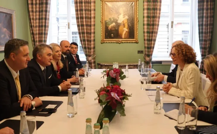 Bećirović i Šekerinska  nato/ fena