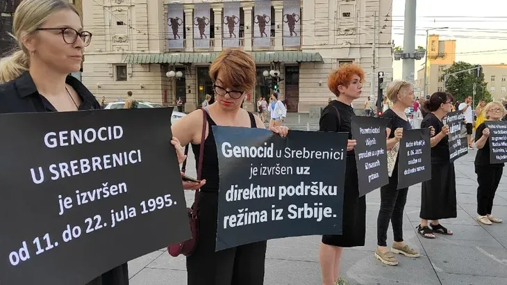 Srbija beograd zene u crnom srebrenica