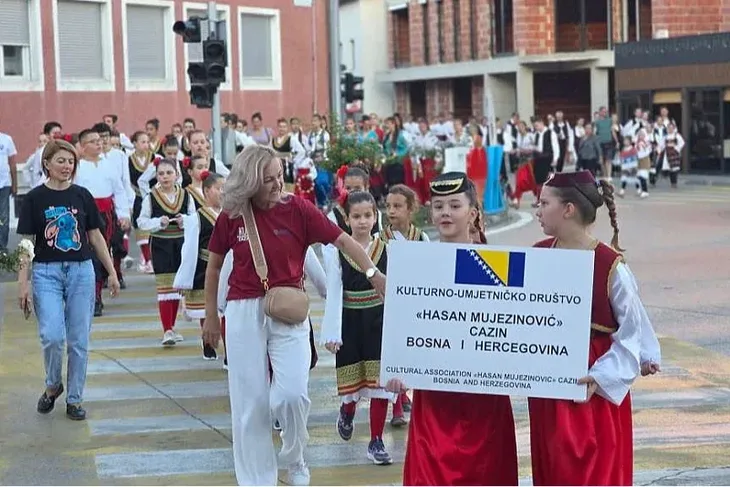 velika kladusa folklor/ fena