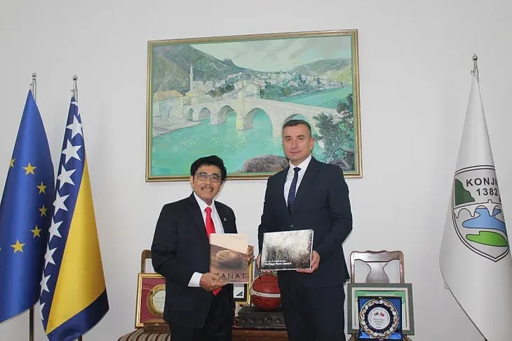 Ambasador Republike Indonezije u Bosni i Hercegovini Manahan M.P. Sitompul i gradonačelnik Konjica Osman Ćatić