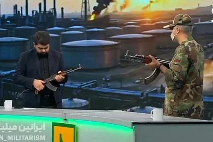 Iran 05 Kalasnjikovi u TV studiju Iranski oficiri u programu obucavaju stanovnistvo u slucaju americke invazije