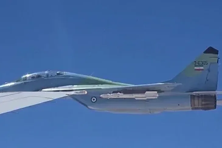 Iran Ali Hamenei Borbeni avion pratio kovčeg s tijelom Hameneija do mjesta dženaze u Mašhadu