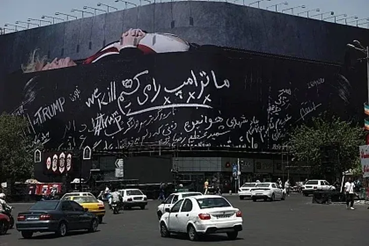 Iran Teheran 07 Novi bilbord u centru Teherana