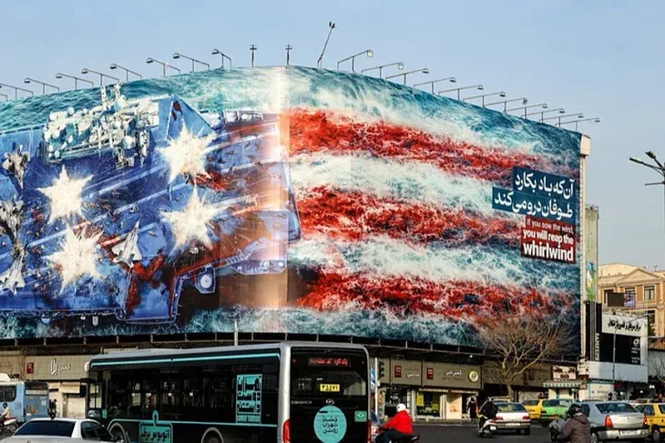 Iran bilboardom poslao poruku Americi s centralnog trga u Teheranu