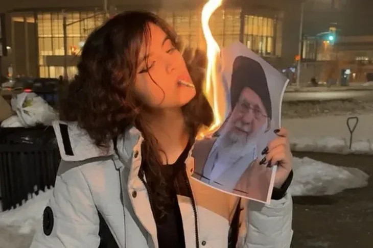 Iranka s cigaretom i fotografijom ajatolaha