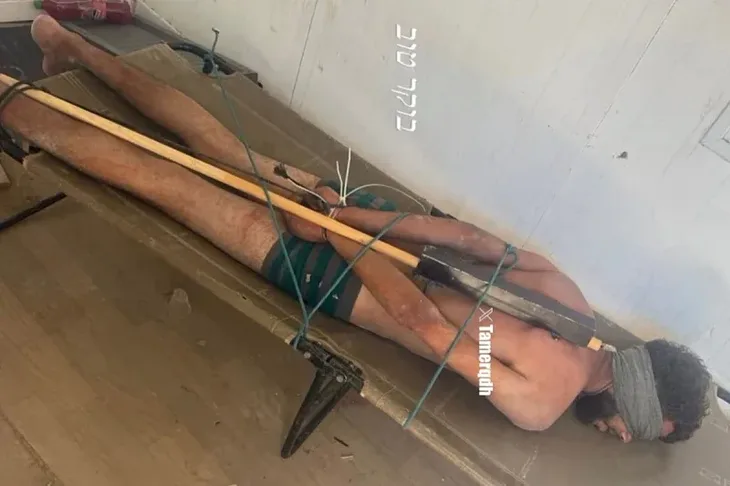 Izrael Gaza Palestina Fotografija vezanog i mucenog Palestinca u izraelskom pritvoru