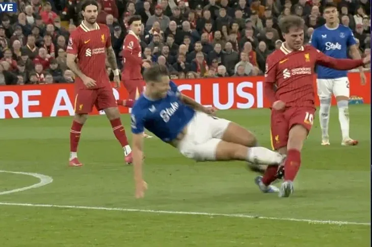 James Tarkowski startovao na Alexis Mac Allister