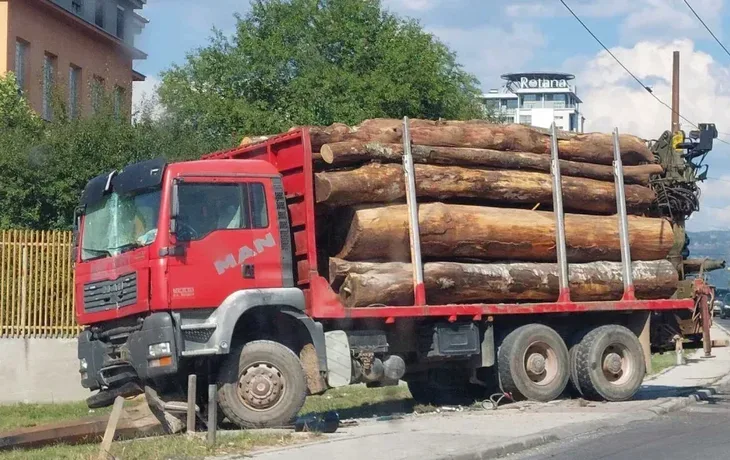 saobraćajna nesreća Kamion udario u stub kod Suda Bi H
