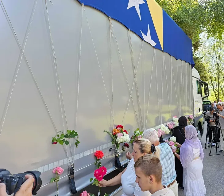 Kolona s tabutima deset zrtava genocida u Srebrenici krenula iz Visokog prema Potocarima 2026