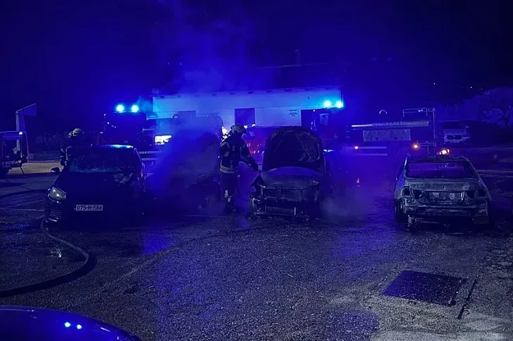 Mostar dvorištu Srednje ekonomske škole u Mostaru izgorjelo šest vozila