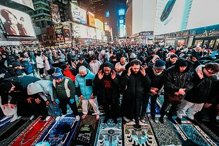 Muslimani klanjali teraviju na Times Squareu u New Yorku