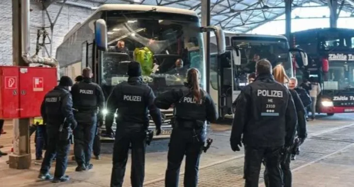 Njemacki kontrolori nakon provjere autobusa iz Bi H