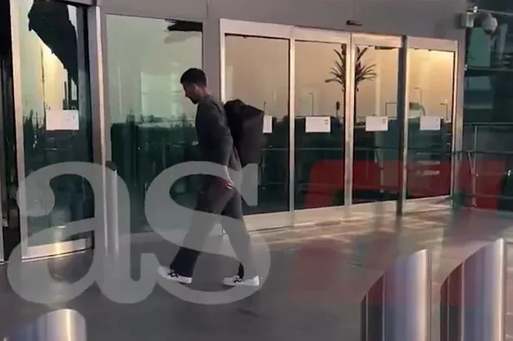 Novak Dokovic sepajuci ulazi na aerodrom u Dohi