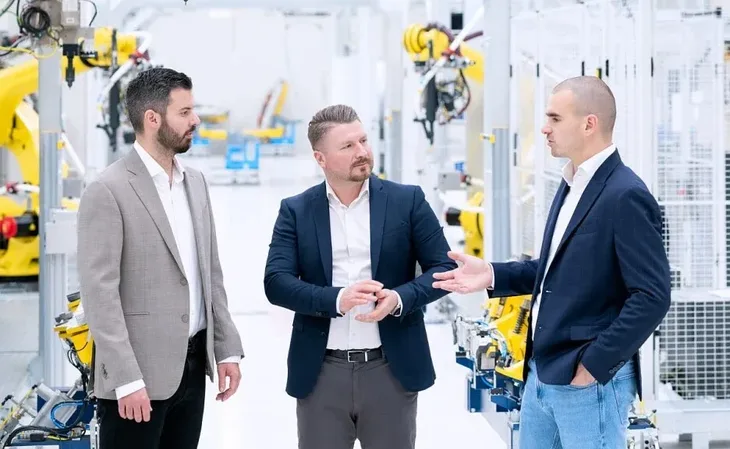 Mate Rimac Nurdin Pitarevic u sredini je novi CEO kompanije Rimac Technology Marko Brkljacic desno je novi operativni direktor