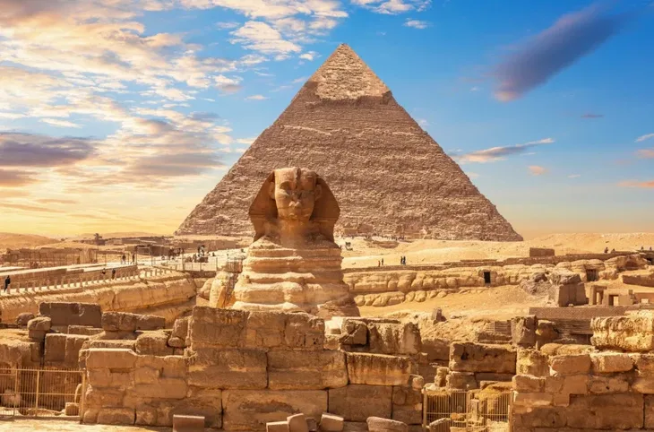 Piramide shutterstock 2088675358 f