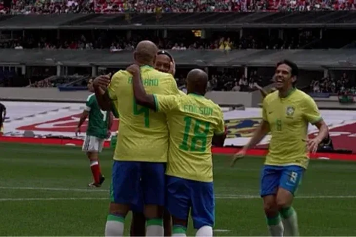 Pogledajte Ronaldinha Kaku i Adriana ponovo na terenu