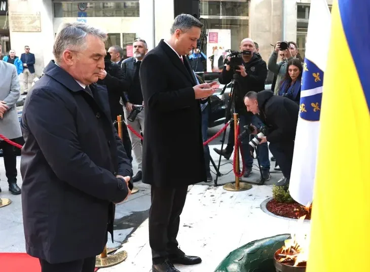 Polozeno cvijece ispred Vjecne vatre povodom dana grada